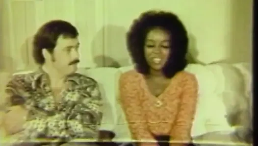 Memek hitam dan putih menjilati di kamar tidur