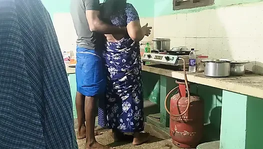 Bhavana Tante arbeitete in der Küche und lud mich zum sex ein und ich hatte sex mit ihm