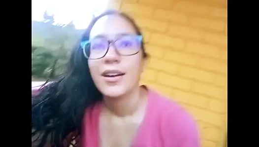 Я трогаю свою киску на балконе, и соседи смотрят на меня из окна