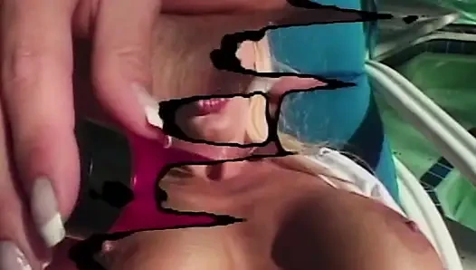 Blonde Schönheit am Pool: Heiße Solomasturbation