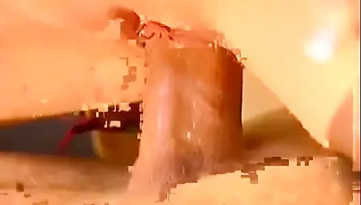 Sexy schätzchen bekommt ihre enge muschi hart auf der couch gefickt