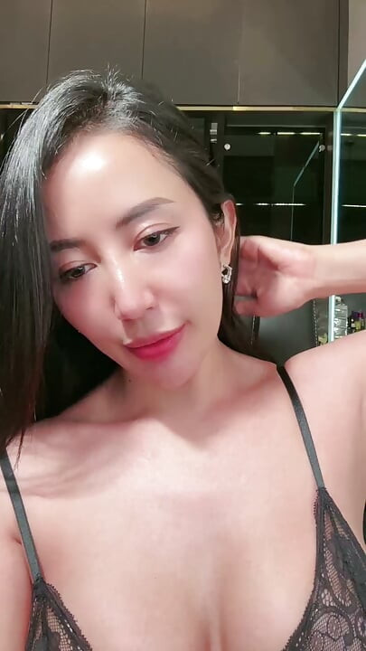 MỘT NGƯỜI MẪU XINH ĐẸP MẶC VÁY CƯỚI XINH ĐẸP