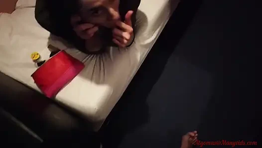 Dickes sexspielzeug in meiner muschi und der harte schwanz meines besten freundes in meinem arsch. erster teil