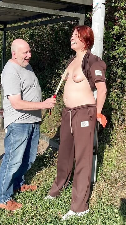 Tetas juegan con pinzas y pesas, esclavitud al aire libre para tetas y azotes de culo