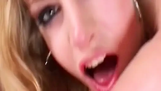 Sarışın orta yaşlı seksi kadın kalın yarak alıyor ve yüzüne büyük boşalma