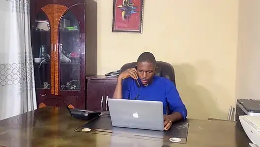 Курьерская девушка трахает босса