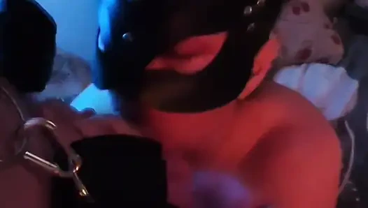 Госпожа Домина делает минет рабыне на ее большие сиськи в видео от первого лица. Полная сцена на фапхаусе