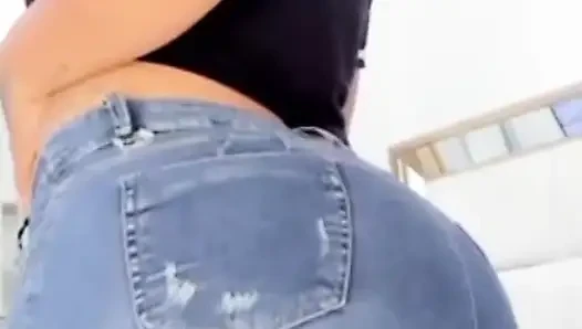 Goyangan pantat montok di balik celana jins