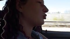 Pequeña nena alemana de tetas chupando una polla dura en el coche