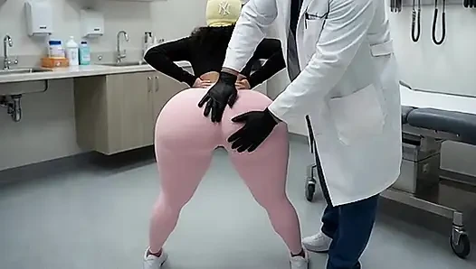 Minyon büyük götlü kız sıkı pembe tayt ve tangayla twerk yapıyor