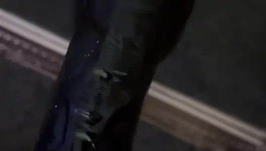 Подруга берет игрушку, пока сосет мой член