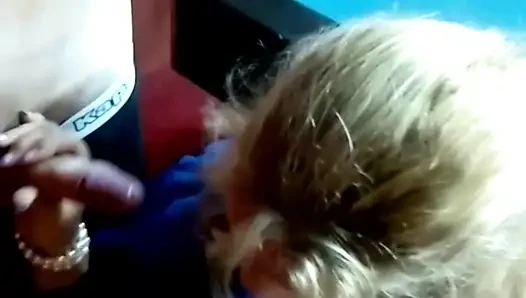 Büyük memeli Fransız sarışın genç erkek avcısı sert sikiliyor