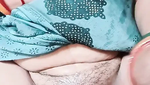 Ibu rumah tangga india lagi asik muncrat di memek sempitnya