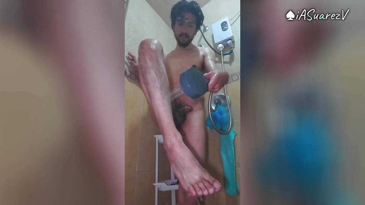Naked and mature man bathes in front of the camera, dick, ass, feet...