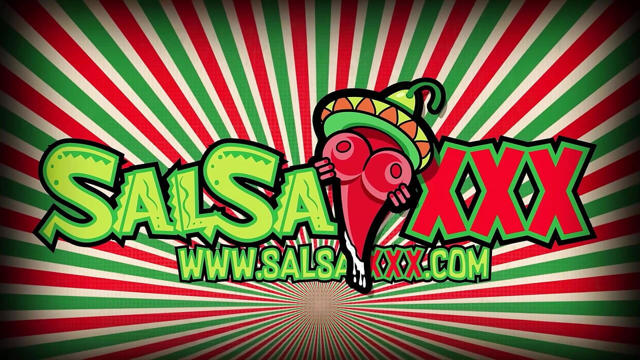 Rubia con curvas follada anal duro en la mesa de la cocina en primer plano en SalsaXXX