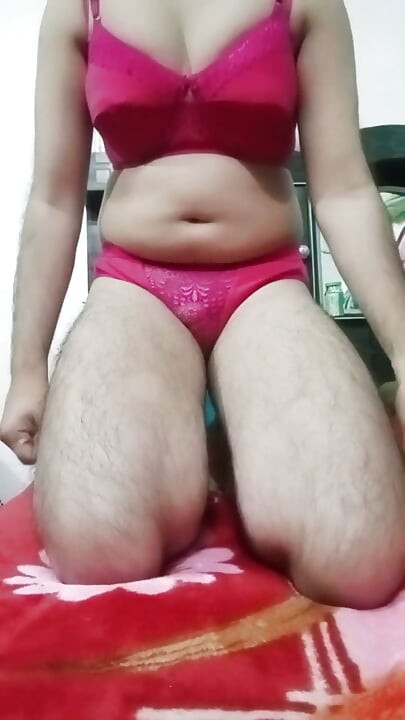 Crossdresser gay indiano Gaurisissy mostrando e brincando com seus peitos grandes em lingerie rosa de lua de mel