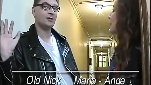 Настоящее любительское домашнее видео: Эмма обожает брать ее одежду