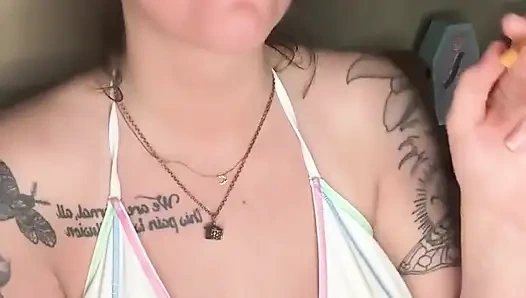 Chery Trees курит в бикини