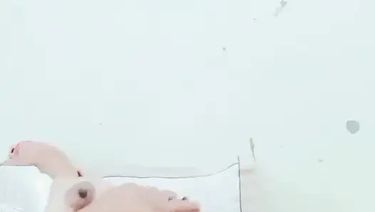 Tante sange lagi asik ngusap memeknya di ranjang