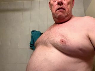 Nonno svizzero nella doccia
