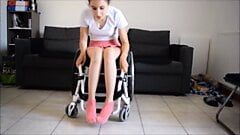 Menina paraplégica espasmo sem sapatos