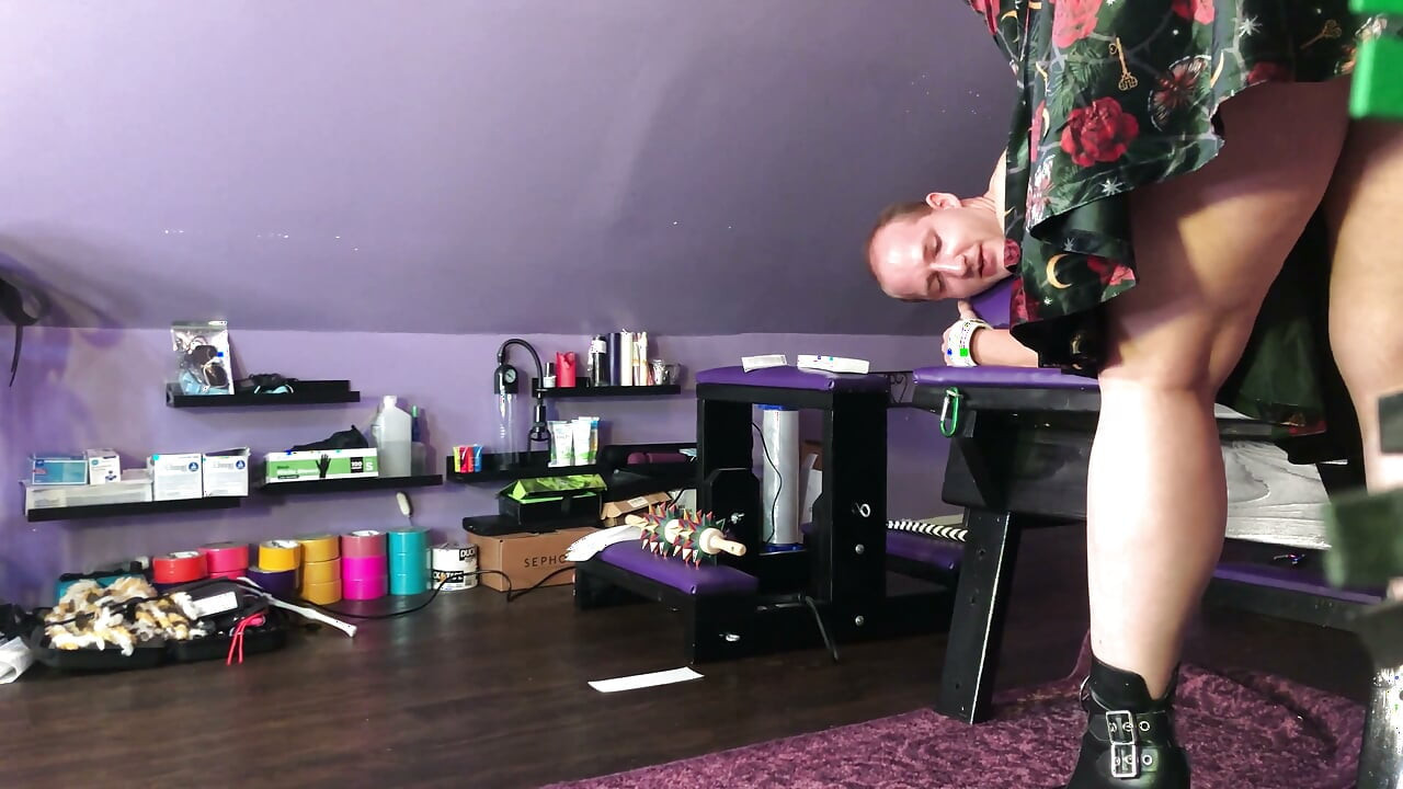 Si cewek domme scarlett rayne lagi asik muasin memeknya pakai lilin kaki jake