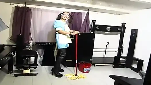 Горничную-брюнетку связали