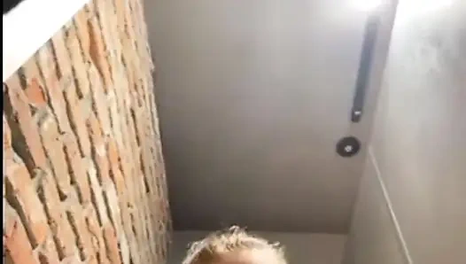 Büyük götümü spor salonunda eğitirken herkesin içinde amına mastürbasyon yap. Anal sikiş. Squirting