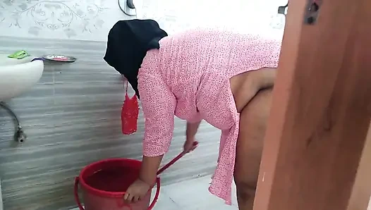Majikan dominan ngentot pembantu arab saudi saat dia lagi bersih-bersih kamar mandi sambil bugil - dan mengembalikannya