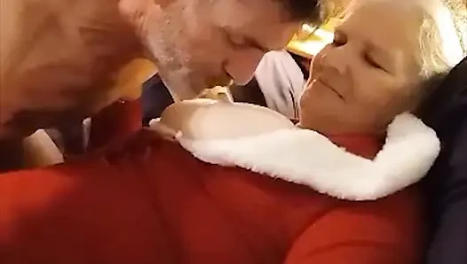 Heiße MILf bBW lässt ihre freundin Schlagsahne von ihren titten und muschi essen!