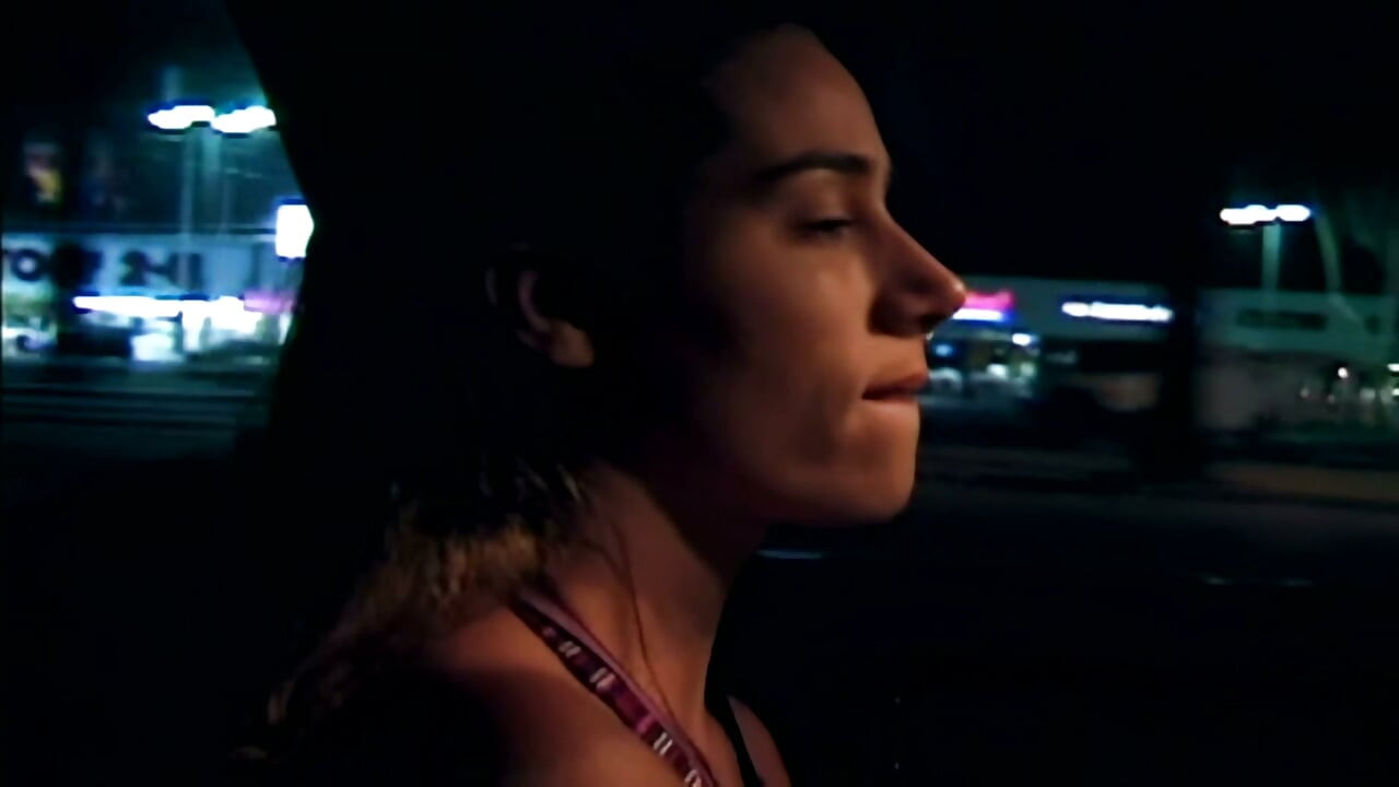 Lesbianas cachondas lamiendo coños mojados en el sofá