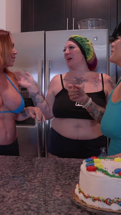 Jedem kolač iz torte s posebnom svijećom za puhanje