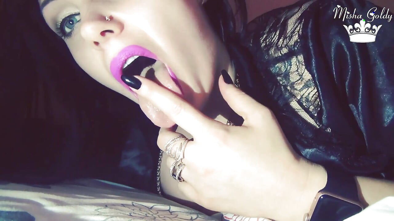 Roxo beija e lambe