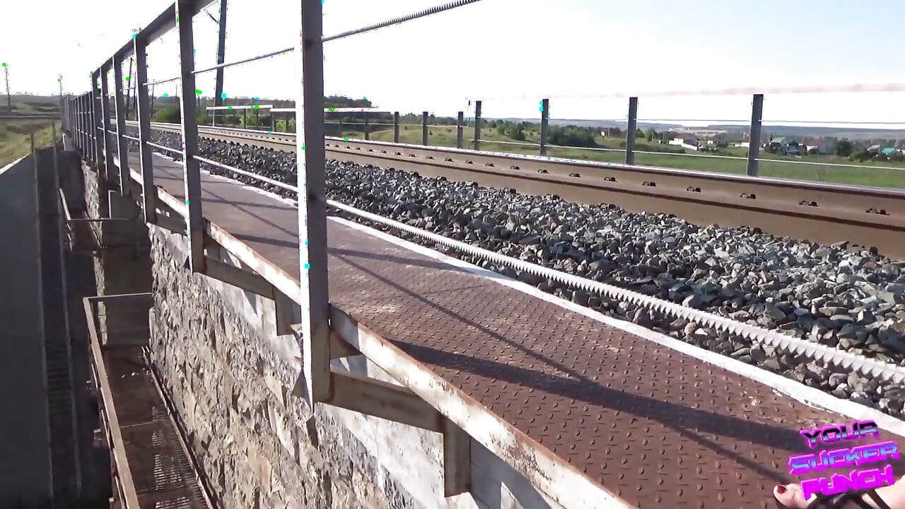 Queríamos fazer um vídeo na ferrovia, mas fomos pegos por motociclistas :d (Diálogos em russo)