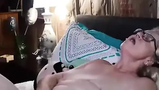 Seksi iri güzel kadın çıplak yoga yapıyor ve sonra boşalıyor!