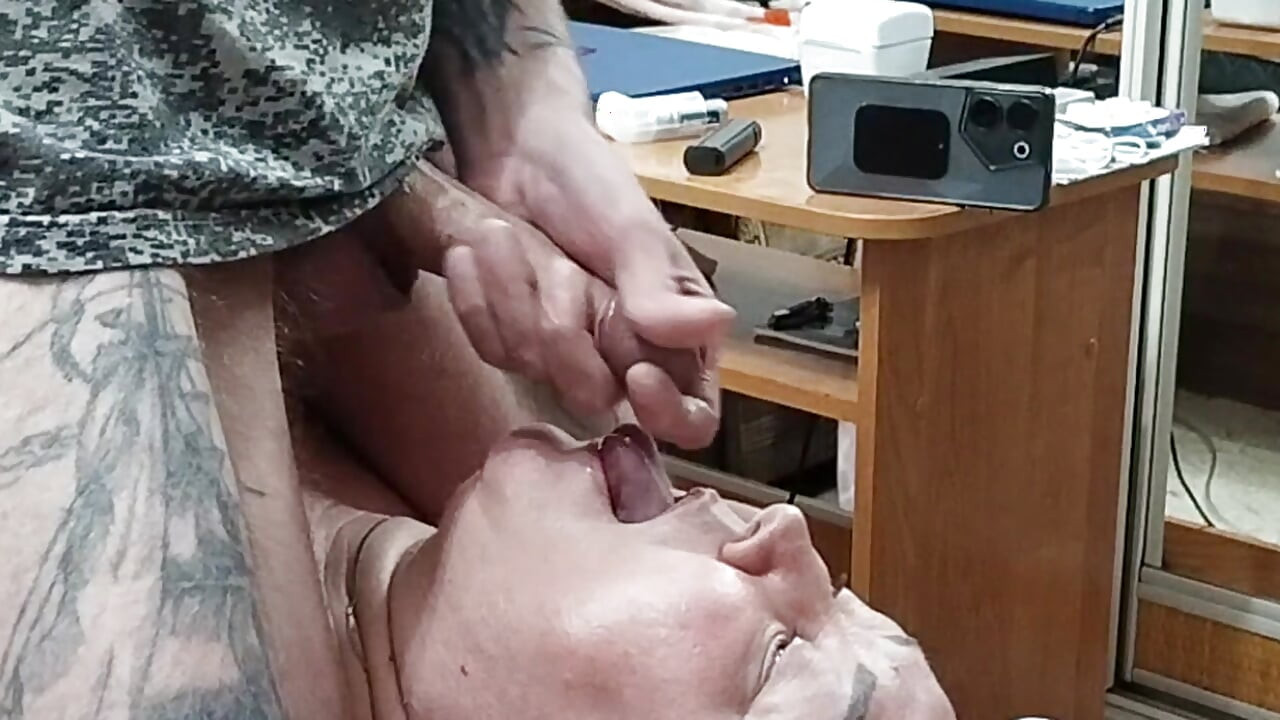 Je branle ma bite pour nourrir ma belle-mère de sperme