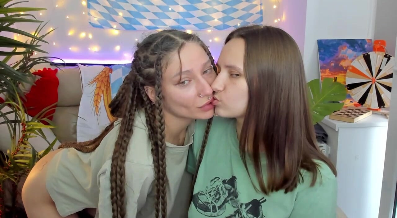 두 명의 배다른여동생을 만나 바로 키스하고 서로 핥고 싶었어