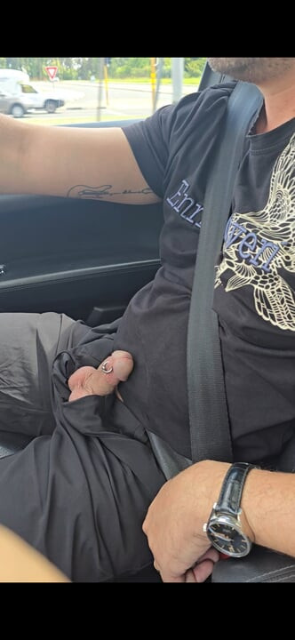 Aku menggunakan kontolnya seperti tongkat gigi saat dia mengendarai