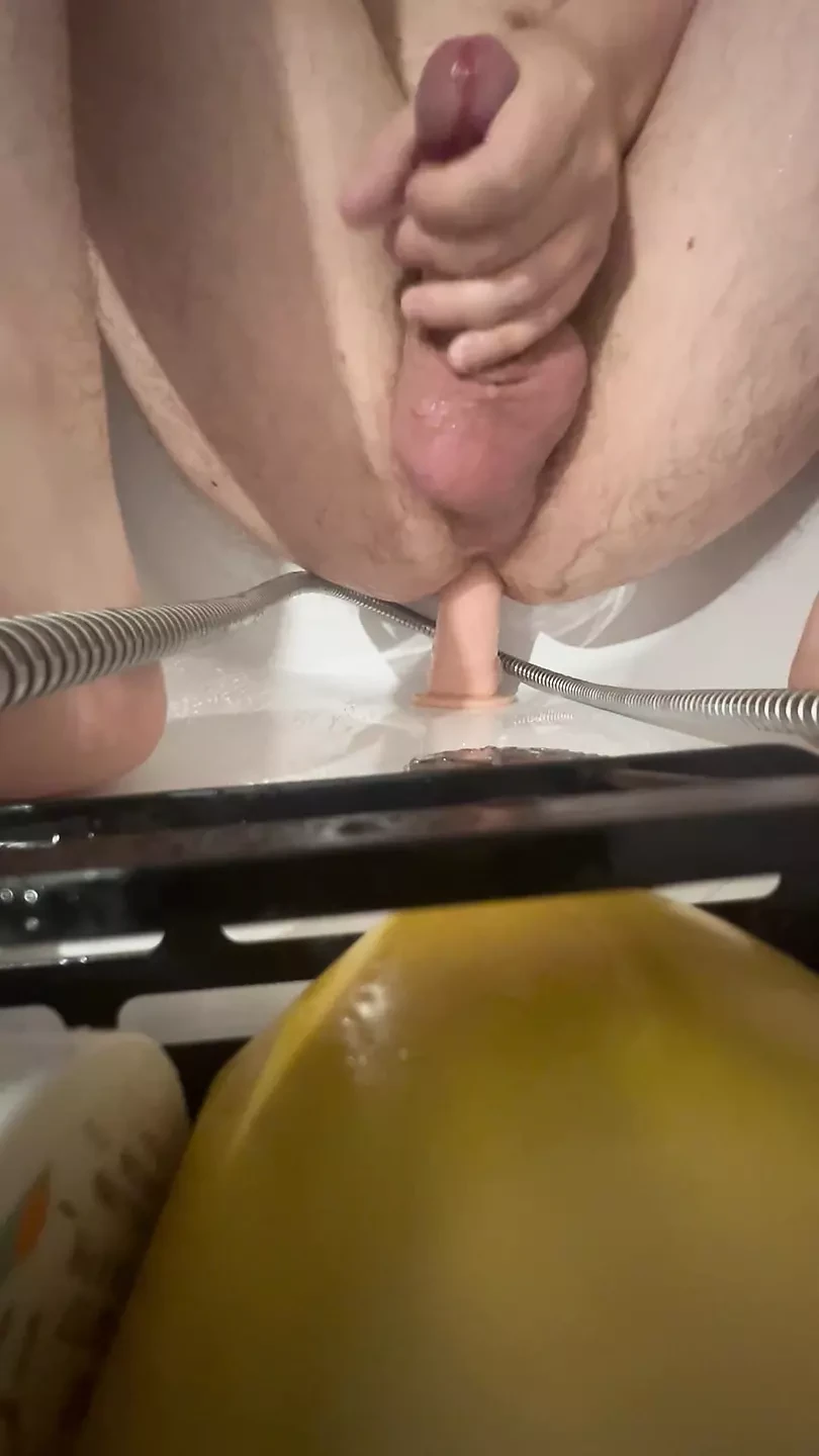 男孩第一次尝试假阳具