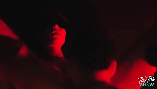 Muhteşem esmer kulüpte bir yabancı tarafından sikiliyor - glory hole