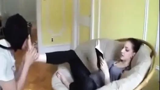 Köle sahibe Elly'nin kirli ayaklarını temizlemek zorunda