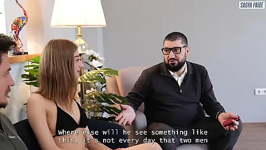 Genç Çekici Eş, Cuckold Erkek Arkadaşının Önünde İki Adam Tarafından Kocaman Penisli Tarafından Sevişti!