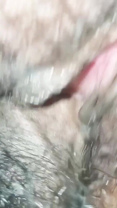 Moja dziewczyna ogląda przez telefon, podczas gdy ja ją pieprzę | Klip 2