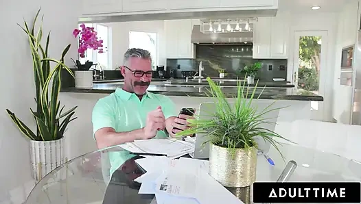 ADULT TIME - извращенец Lilith Grace использует телефон мачехи, чтобы соблазнить нового отчима ступнями и дилдо в видео