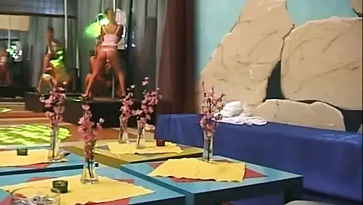 Tıraşlı amcıklı harika orta yaşlı seksi kadının üçlü seksi iki büyük amatör yarakla sikiliyor ve ağzına boşalıyor