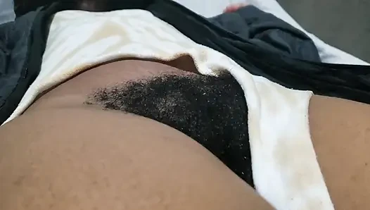 Bintang bokep dengan jembut lebat lagi pamer memek aduhainya dengan penuh gairah