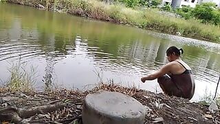 FN068 Banho em um parque quente Bebida com uma atmosfera feliz