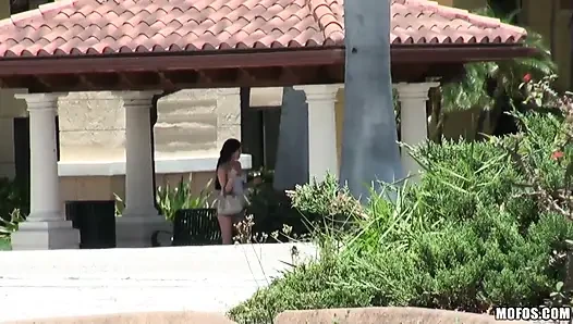 Devriyedeki sapıklar - büyük memeli kodi ga'mble binmek için Tony'nin arabasına atlıyor ve yüze boşalmayı bitiriyor