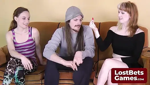 JD memulai permainan strip candy passing dengan kuat, tetapi para gadis cepat beradaptasi