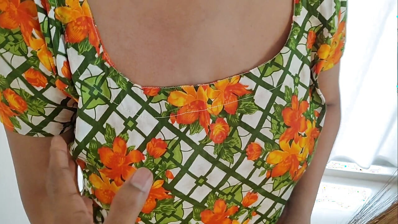 Pegando a linda empregada sozinha em casa!